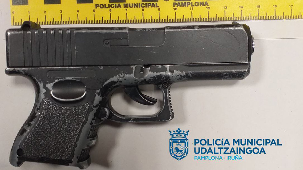 Pistola simulada intervenida por la policía en Pamplona POLICÍA MUNICIPAL DE PAMPLONA