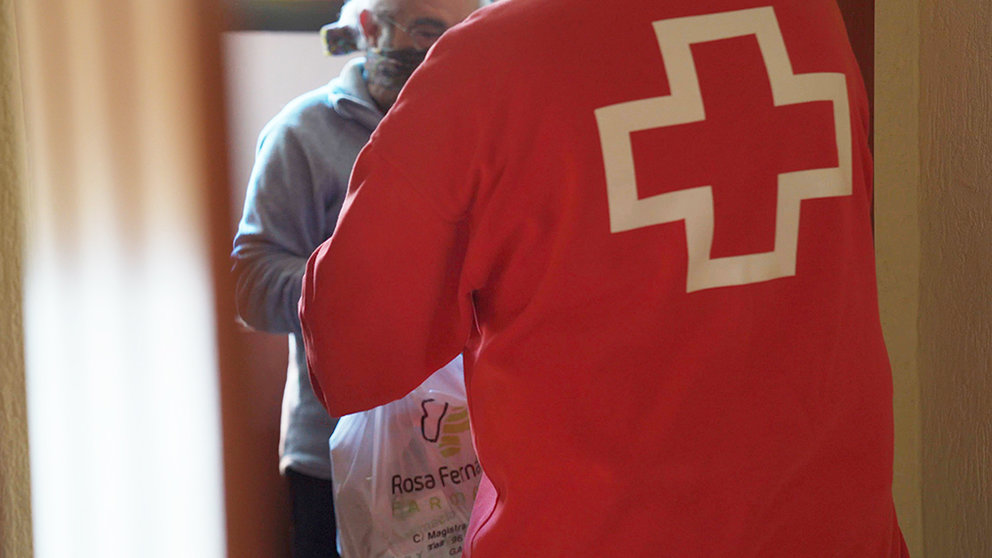 Recogida y entrega de medicamentos a domicilio de Cruz Roja Navarra. Cedida.