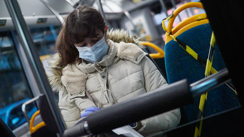 Una mujer protegida con mascarilla montada en autobús durante la tercera semana de cuarentena y confinamiento total decretado en España como consecuencia del coronavirus, en Pamplona, Navarra, (España), a 2 de abril de 2020.

02 ABRIL 2020;PAMPLONA;

2/4/2020