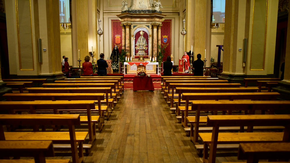Celebración del cuarto peldaño de la “escalera” de San Fermín en la capilla, a puerta cerrada, por la crisis del coronavirus. PABLO LASAOSA