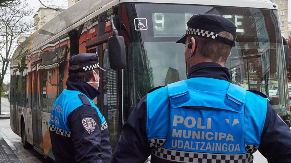 Control de la Policía Municipal de Pamplona en una villavesa EUROPA PRESS
