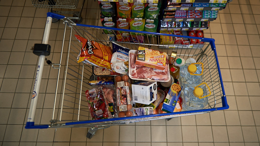 Carro de la compra en el supermercado E.Leclerc durante la crisis del coronavirus. MIGUEL OSÉS
