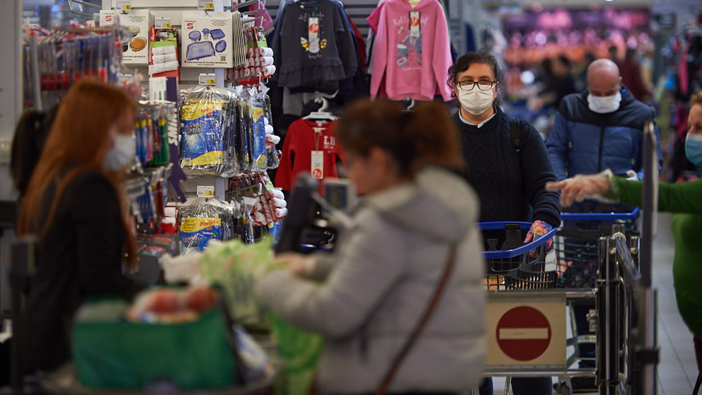 Compradores usando mascarillas en el supermercado E.Leclerc durante la crisis del coronavirus. MIGUEL OSÉS