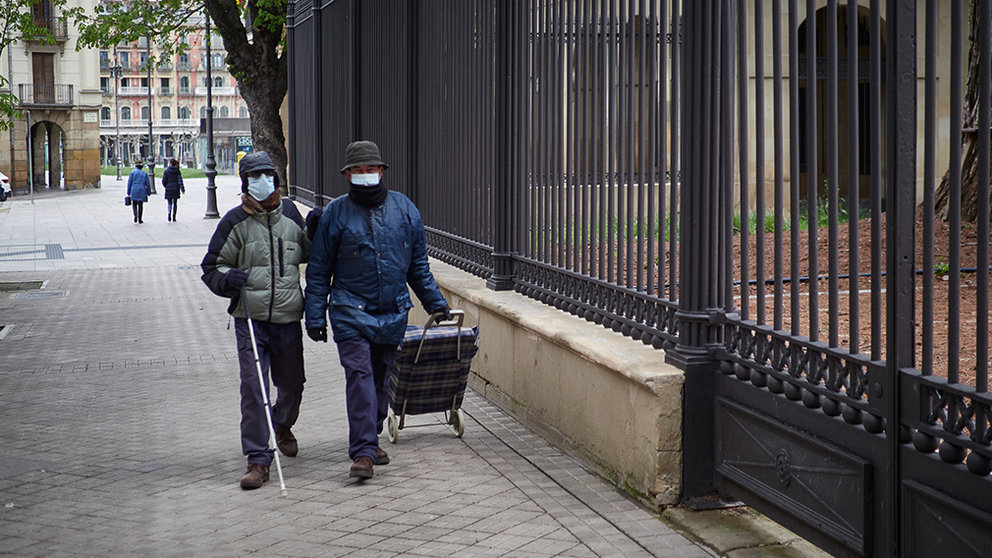 Una persona ciega camina junto a otra, ambas protegidas con mascarillas, durante la cuarta semana del estado de alarma, en Pamplona (Navarra) a 6 de abril de 2020.

CORONAVIRUS;PANDEMIA;COVID-19;SEMANA SANTA

6/4/2020