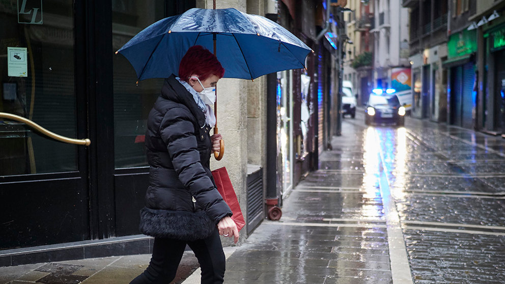 Una mujer con mascarilla camina protegiéndose con un paraguas por la lluvia por el casco viejo de Pamplona durante el Martes Santo y la cuarta semana del estado de alarma decretado por el Gobierno por la crisis del coronavirus, en Pamplona/Navarra (España) a 7 de abril de 2020.

FRÍO;LLUVIA;MAL TIEMPO;COVID-19;CONFINAMIENTO;PANDEMIA;ENFERMEDAD;BAJAS TEMPERATURAS;PARAGUAS

7/4/2020