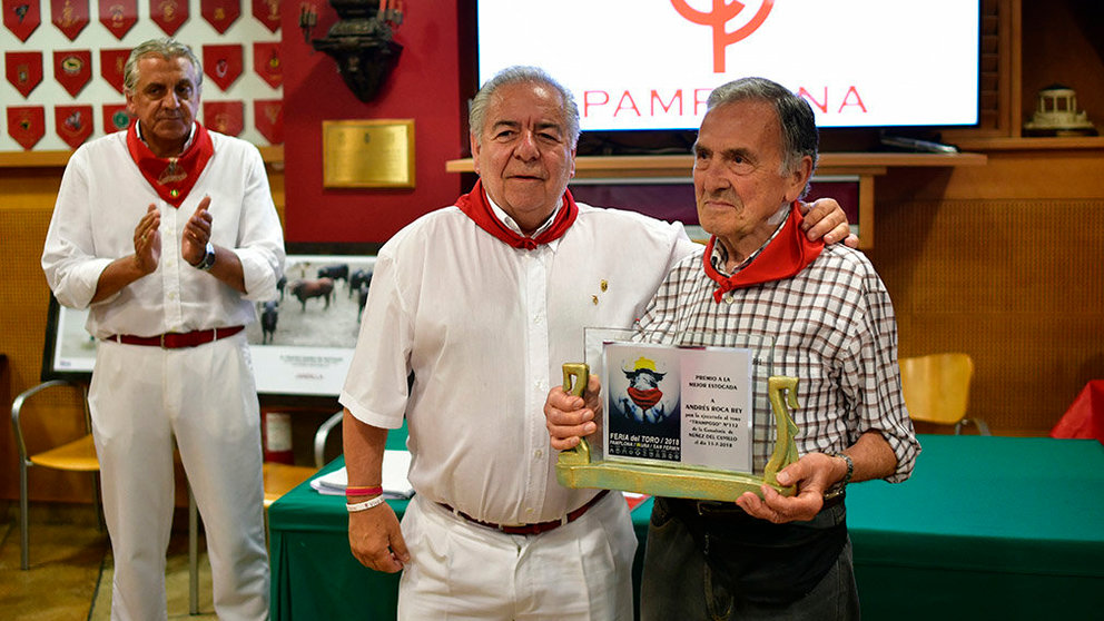 Javier Lorente, durante los pasados Sanfermines cuando recogió un galardón en el club taurino de Pamplona en nombre del torero Roca Rey.