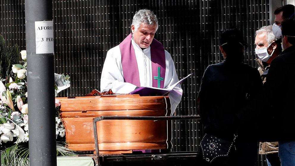 El párroco del cementerio municipal San José de Pamplona oficia un funeral. EFE/Jesús Diges
