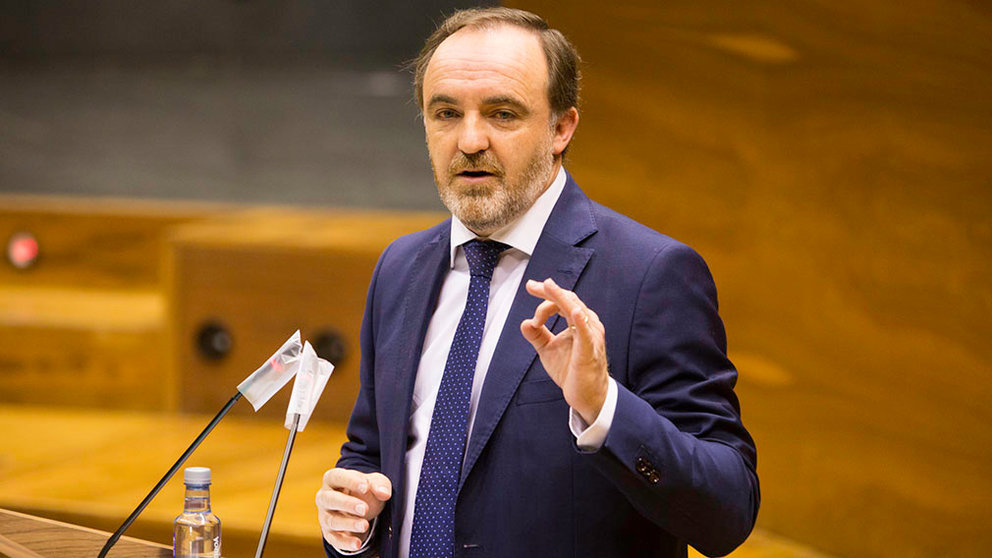 Pleno del Parlamento de Navarra durante el estado de alarma por la crisis del coronavirus en abril de 2020 (4)