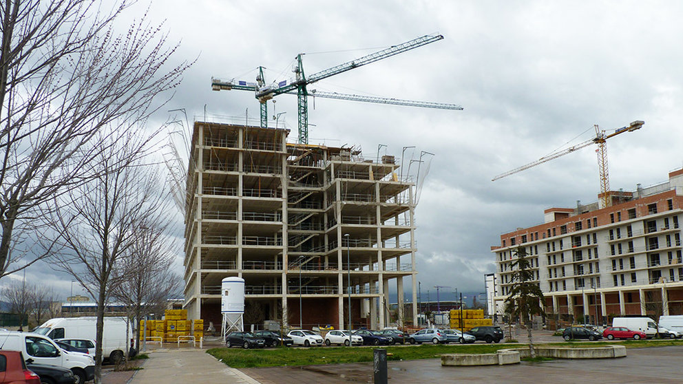Edificios en construcción y obras junto a la Upna en Pamplona. Navarra.com