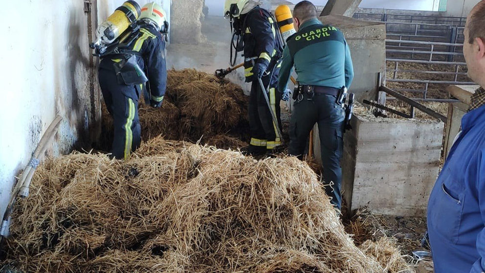 La Guardia Civil sofoca un incendio en una granja de Cadreita. GUARDIA CIVIL