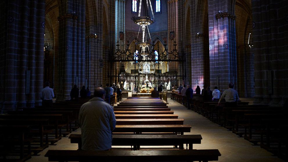 Celebración de la tradicional Misa de Jueves Santo en la Catedral de Pamplona a puerta cerrada por la crisis del coronavirus. PABLO LASAOSA