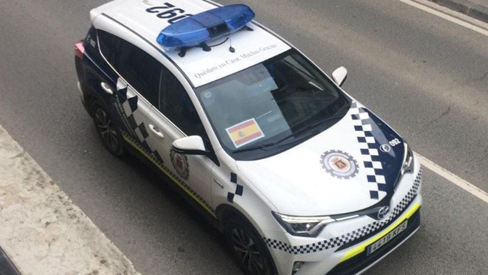 Vehículo de la Policía Municipal de Tafalla, con una bandera de España CEDIDA