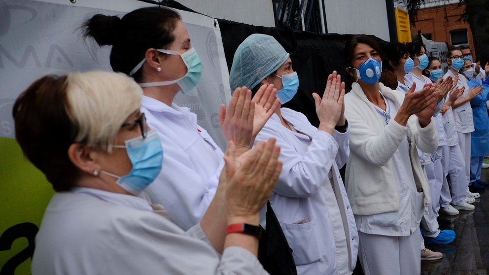 Aplauso por parte de los conductores de villavesas al personal sanitario en el Complejo Hospitalario de Navarra durante la crisis del coronavirus. PABLO LASAOSA