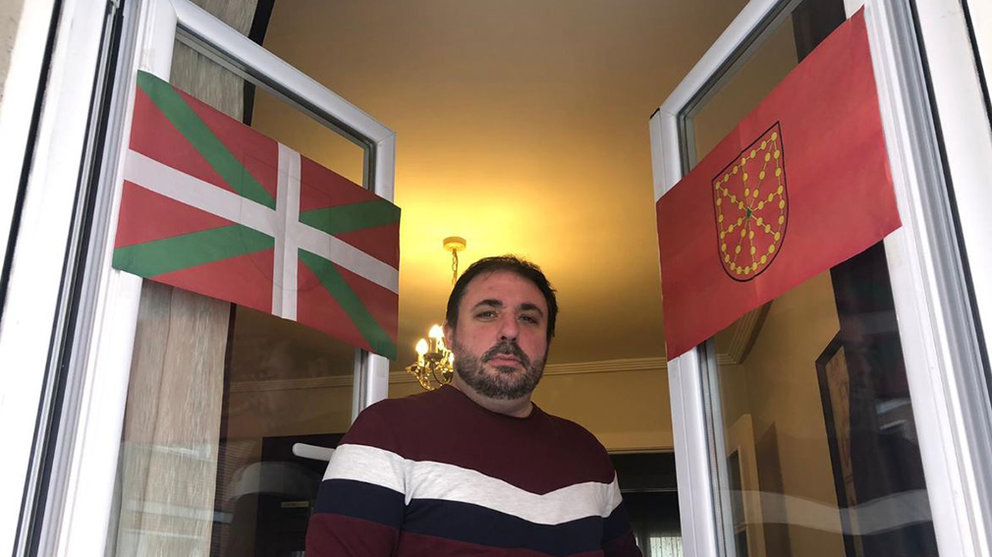 El presidente del Parlamento de Navarra, Unai Hualde, entre dos banderas, ninguna de ellas la oficial de Navarra TWITTER (@eajpnv)