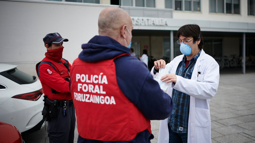 Policía Foral reparte mascarillas a las puertas de los hospitales durante la crisis del coronavirus. PABLO LASAOSA