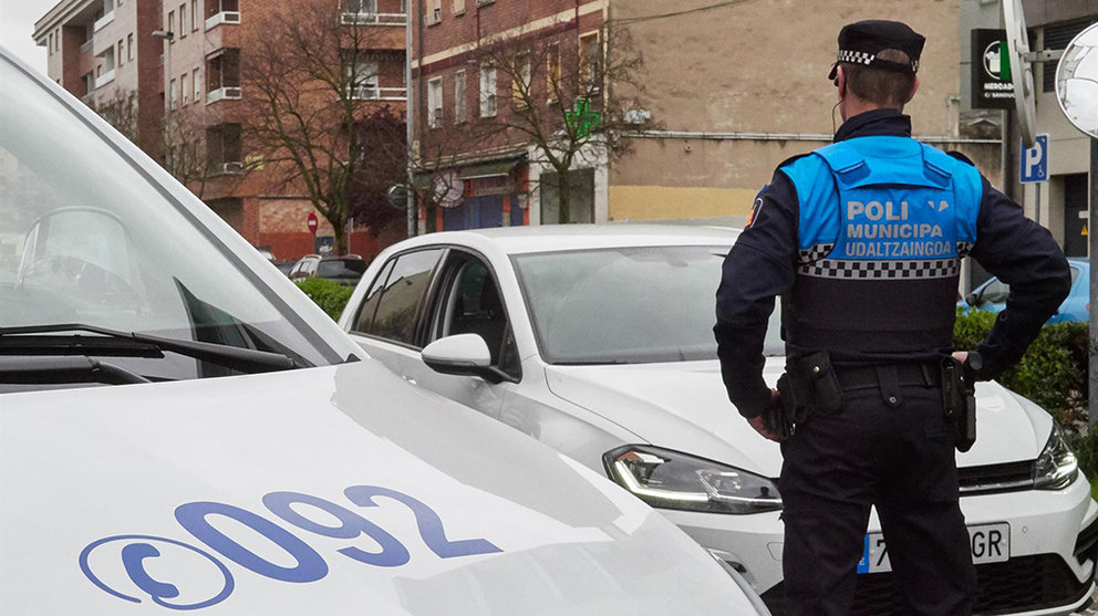 Un policía municipal durante un control de tráfico. Europa Press.