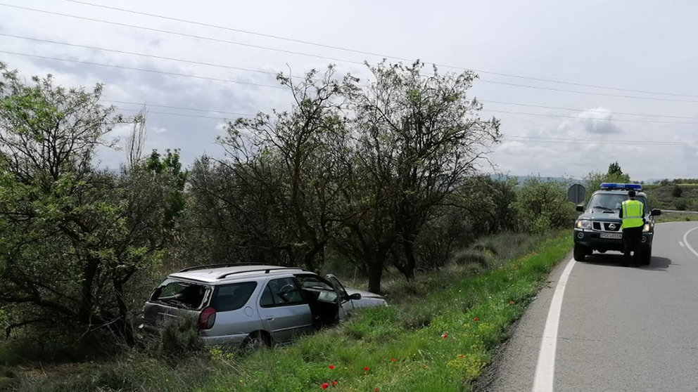 Un vehículo se sale de la vía y choca contra un árbol en Cintruénigo GUARDIA CIVIL