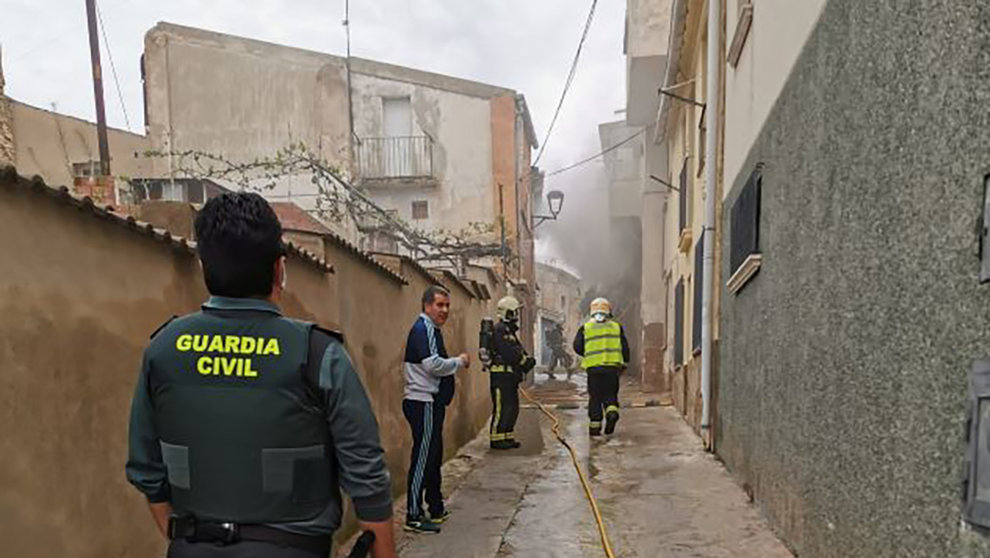 Bomberos y agentes de la Guardia Civil durante la extinción del incendio en una vivienda deshabitada de Milagor. CEDIDA