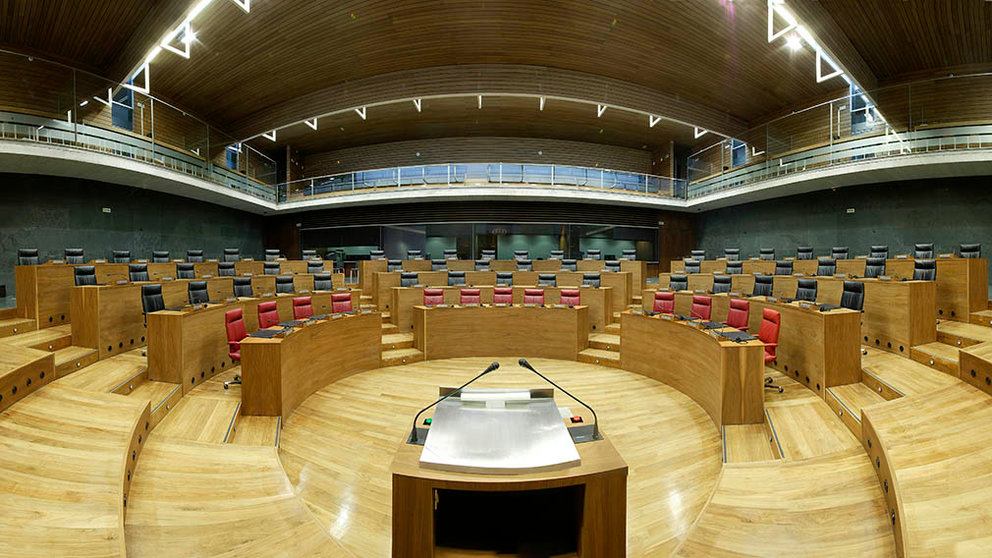 Salón de plenos del Parlamento de Navarra completamente vacío. PARLEMENTO DE NAVARRA
