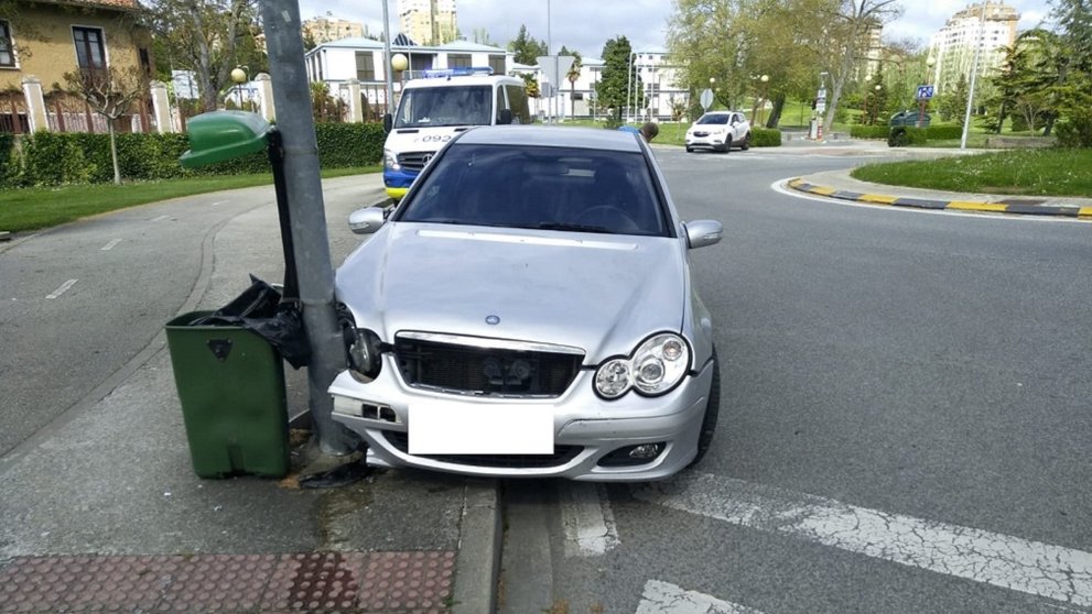 Colisión de un vehículo contra una farola en la carretera de la Universidad, tras el que el conductor ha dado positivo en drogas. EUROPA PRESS