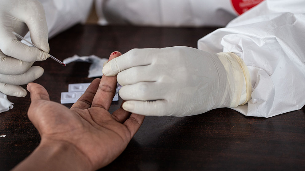 21 April 2020, Indonesia, South Tangerang: A health worker takes a blood sample from a citizen during a rapid test operation for coronavirus at Modern Market BSD-South Tangerang. Photo: Donal Husni/ZUMA Wire/dpa
ONLY FOR USE IN SPAIN

21 April 2020, Indonesia, South Tangerang: A health worker takes a blood sample from a citizen during a rapid test operation for coronavirus at Modern Market BSD-South Tangerang. Photo: Donal Husni/ZUMA Wire/dpa

21/4/2020 ONLY FOR USE IN SPAIN