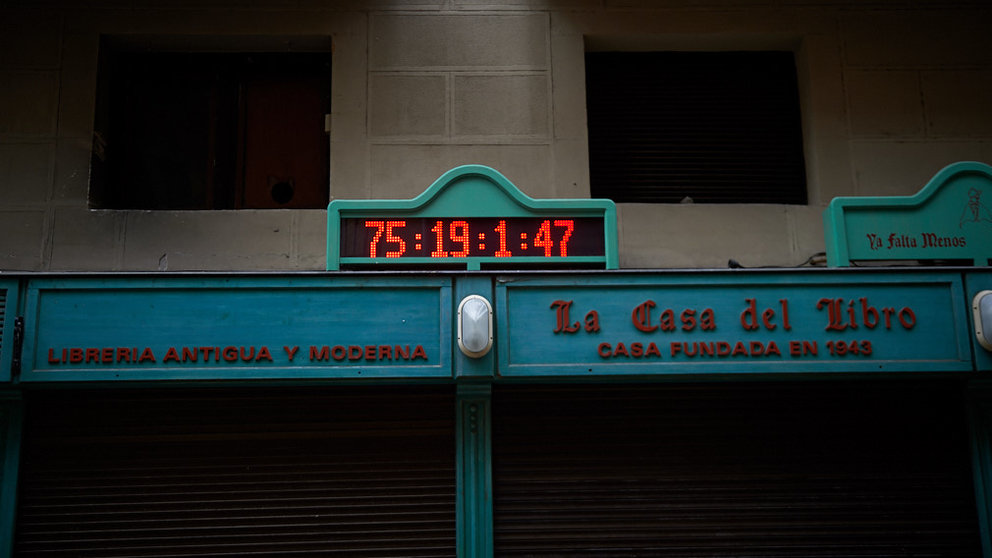 Reloj que marca la cuenta atrás para los Sanfermines en la calle Estafeta. MIGUEL OSÉS
