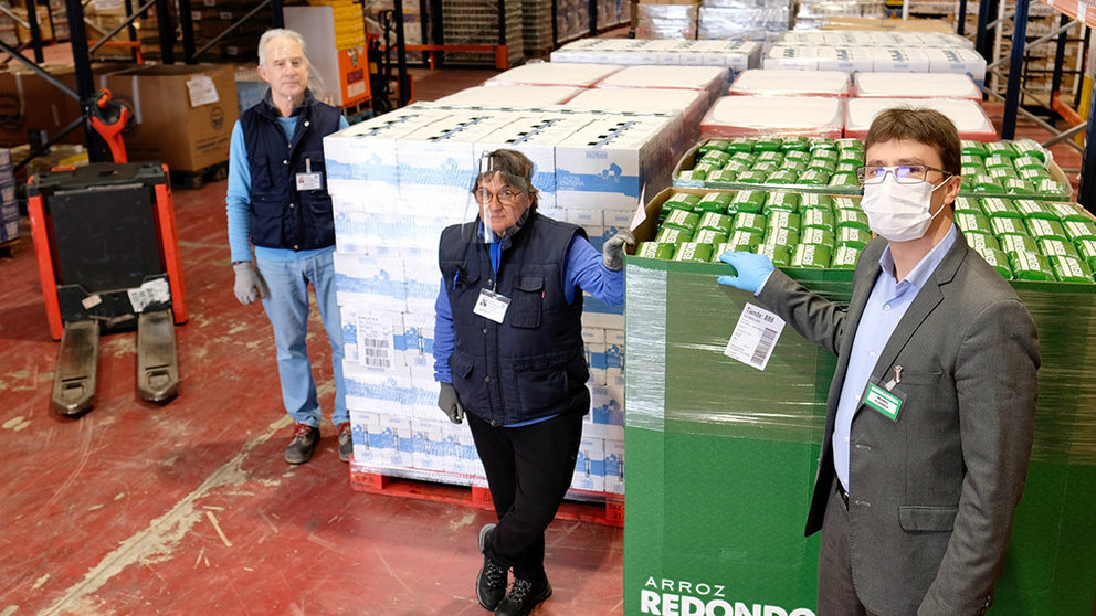 Imanol Flandes (Mercadona) y voluntarios del Banco de Alimentos de Navarra durante la entrega efectuada CEDIDA