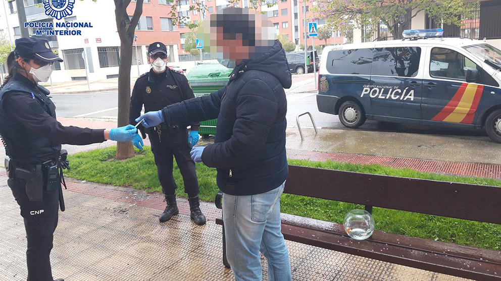 La policía nacional detiene a un hombre paseando dos peces en un pecera. Europa Press.