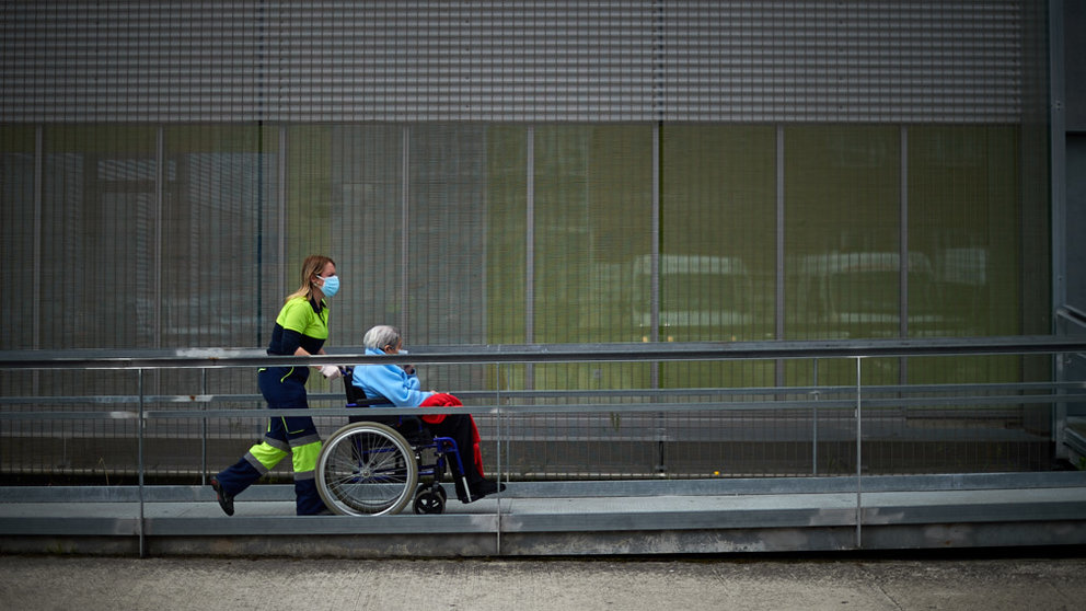 Una paciente en silla de ruedas llega al Hospital de Navarra durante la crisis por coronavirus en Pamplona. Miguel Osés