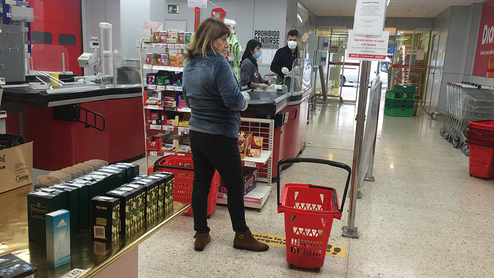 Una cliente espera junto a la cajera del supermercado en Pamplona. Navarra.com