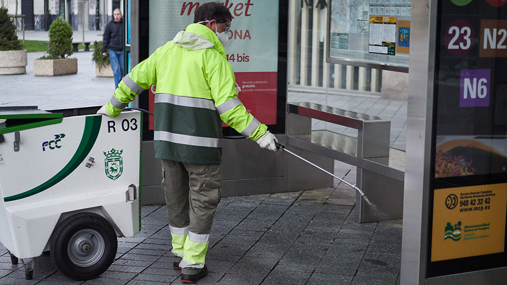 Un trabajador de la limpieza desinfecta una parada de autobús urbano un día después de que el Gobierno anunciara las medidas de desescalada por la pandemia del coronavirus, en Pamplona (Navarra) a 29 de abril de 2020.

CORONAVIRUS;COVID-19;PANDEMIA;ENFERMEDAD;

29/4/2020