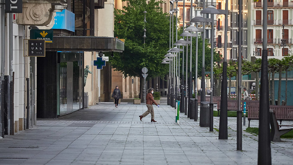 Varias personas en la Avenida Carlos III de Pamplona un día después de que el Gobierno anunciara las medidas de desescalada por la pandemia del coronavirus, en Pamplona (Navarra) a 29 de abril de 2020.

CORONAVIRUS;COVID-19;PANDEMIA;ENFERMEDAD;

29/4/2020