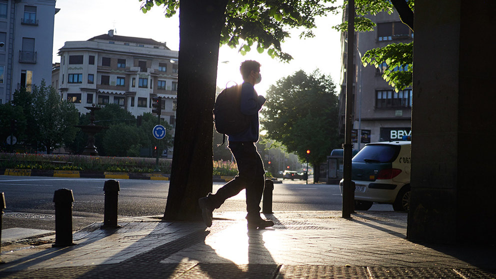 Un hombre con mascarilla camina por una calle un día después de que el Gobierno anunciara las medidas de desescalada por la pandemia del coronavirus, en Pamplona (Navarra) a 29 de abril de 2020.

CORONAVIRUS;COVID-19;PANDEMIA;ENFERMEDAD;

29/4/2020