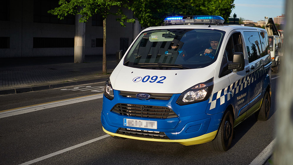 Un coche de la Policía Municipal en Pamplona un día después de que el Gobierno anunciara las medidas de desescalada por la pandemia del coronavirus, en Pamplona (Navarra) a 29 de abril de 2020.

CORONAVIRUS;COVID-19;PANDEMIA;ENFERMEDAD;

29/4/2020