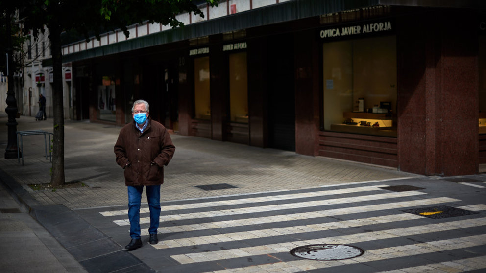 Un hombre con mascarilla camina por el Paseo Sarasate durante la crisis del coronavirus en Pamplona. Miguel Osés