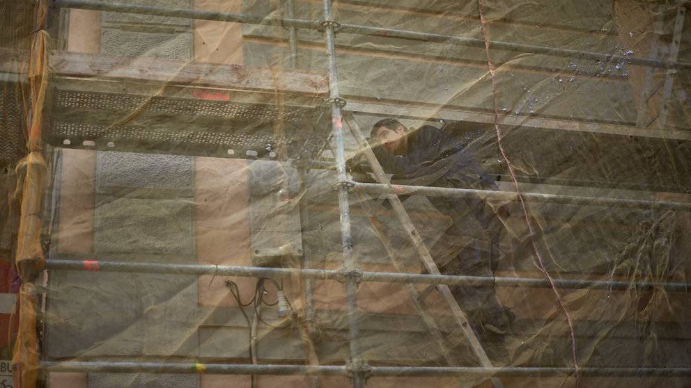 Obrero de la construcción durante la crisis del coronavirus en Pamplona. Miguel Osés