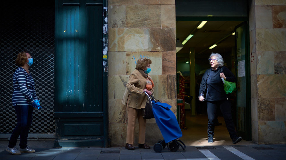 Las calles de de Pamplona se llenan de gente el primer día del nuevo desconfinamiento por franjas horarias durante la crisis del coronavirus. Miguel Osés