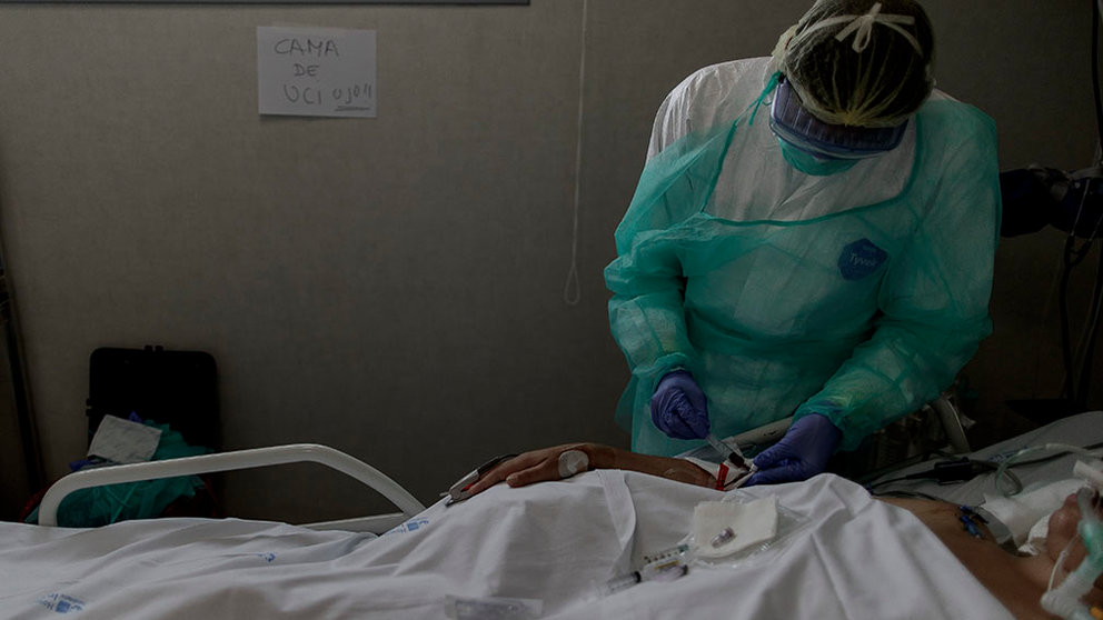 Un grupo de sanitarios atiende a pacientes con coronavirus con todas las medidas de protección ante la Covid-19 en una Unidad de Cuidados Intensivos (UCI) durante el estado de alarma decretado en España por la enfermedad. Eduardo Parra / Europa Press