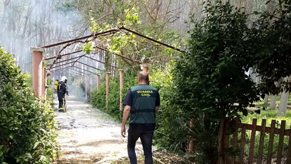La Guardia Civil, en el lugar en el que se ha producido un incendio en la localidad de Marcilla. GUARDIA CIVIL