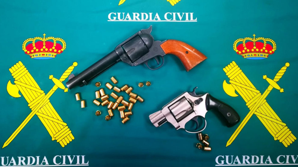 Las dos armas de fogueo incautadas a un vecino de Huarte. GUARDIA CIVIL