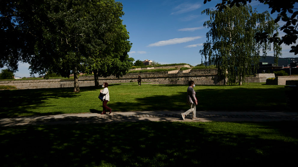 Varias personas pasean por la Vuelta del Castillo de Pamplona en la fase 0 durante la desescalada por la crisis del coronavirus. PABLO LASAOSA