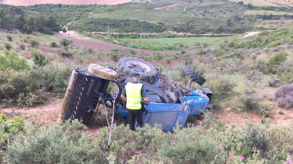 Accidente con un tractor en Viana (2) GUARDIA CIVIL
