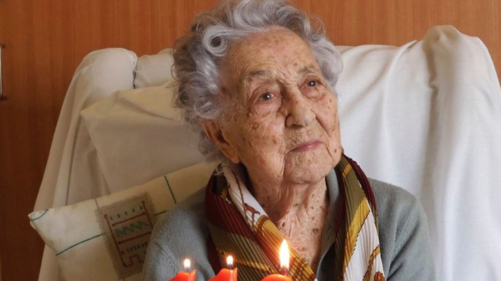 María Branyas, con la tarta de su 113º cumpleaños TWITTER (@MariaBranyas112)