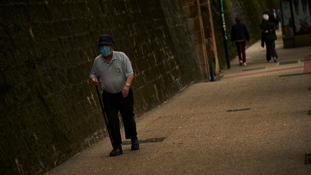 Una persona con mascarilla y bastón camina por la Avenida del Ejército durante la crisis del coronavirus. PABLO LASAOSA
