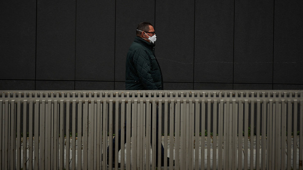 Una persona con una mascarilla camina por Pamplona durante la crisis del coronavirus. PABLO LASAOSA