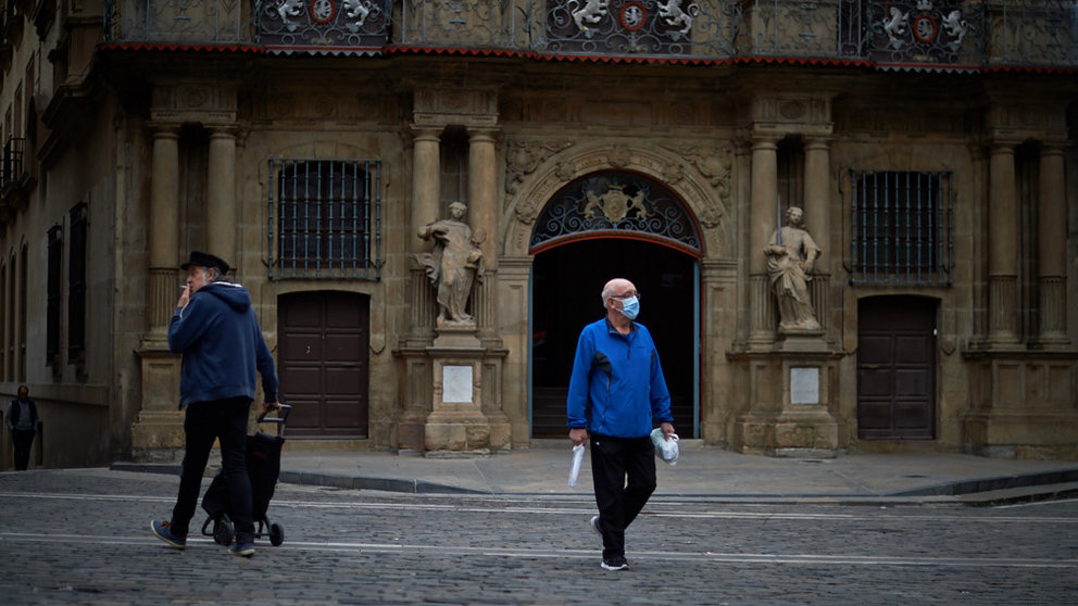 Una persona con mascarilla camina por la Plaza del Ayuntamiento durante la crisis del coronavirus en Pamplona. Miguel Osés