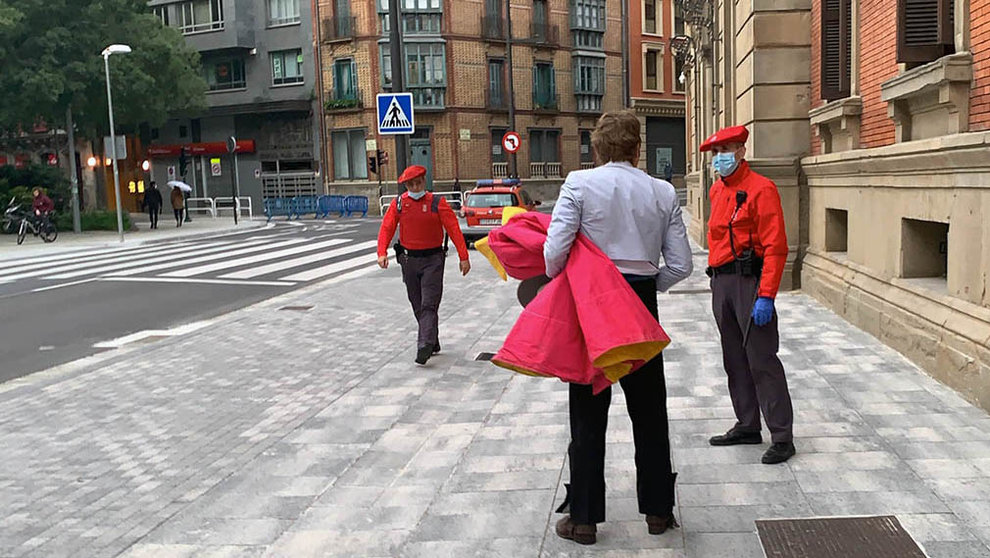 La policía identifica en Pamplona a un hombre que ha toreado en la calle junto al Parlamento de Navarra. I.M.M (3)