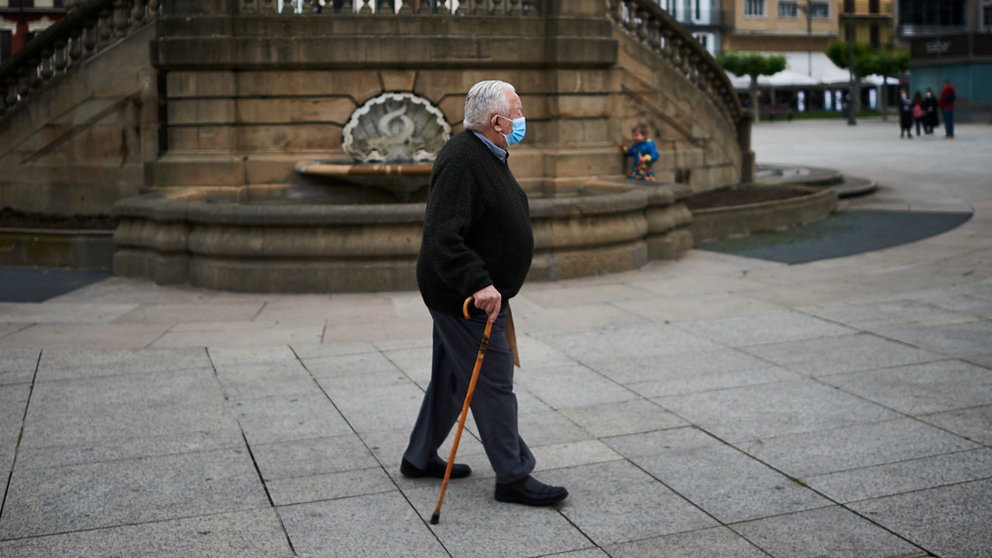 Una persona pasea por la Plaza del Castillo de Pamplona durante la crisis del coronavirus. PABLO LASAOSA