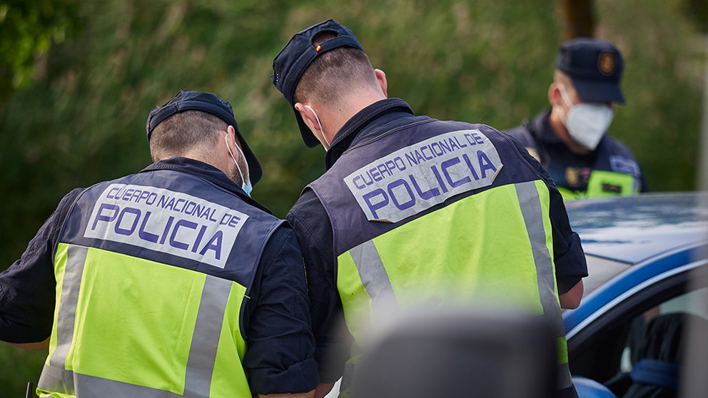 La Policía Nacional verifica los vehículos durante un control de movilidad realizado en Pamplona, Navarra, España, a 8 de mayo de 2020.

La Policía Nacional verifica los vehículos durante un control de movilidad realizado en Pamplona, Navarra, España, a 8 de mayo de 2020.


8/5/2020