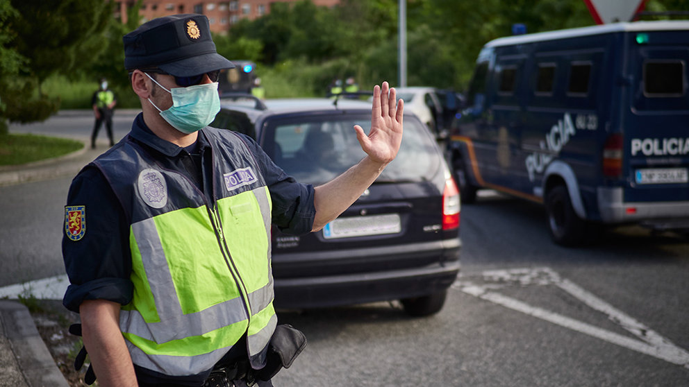 Un Policía Nacional regula la entrada de vehículos durante un control de movilidad realizado en Pamplona, Navarra, España, a 8 de mayo de 2020.

Un Policía Nacional regula la entrada de vehículos durante un control de movilidad realizado en Pamplona, Navarra, España, a 8 de mayo de 2020.


8/5/2020